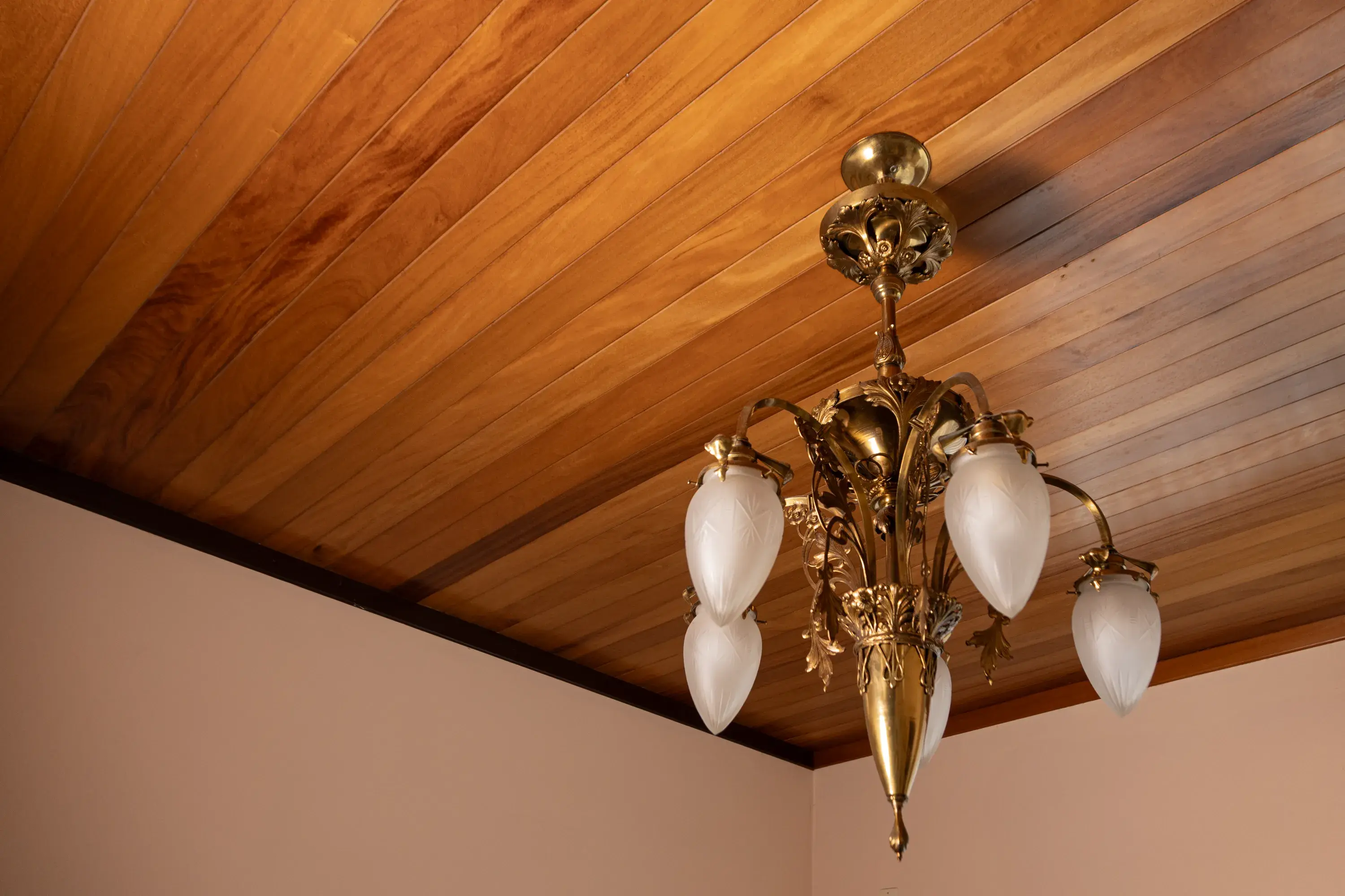 Forro de madeira com lustre